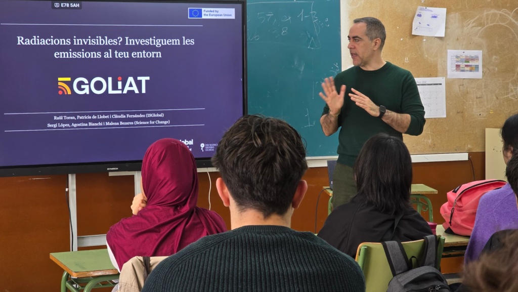 Raül Toran (ISGlobal) conducts one of the GOLIAT workshops with students in Barcelona.