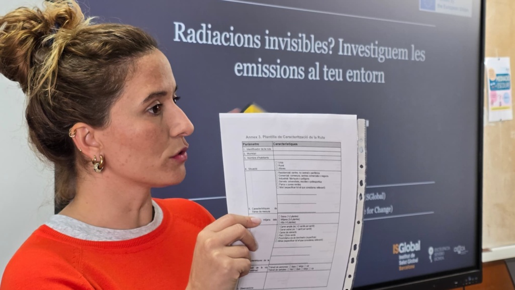 Agostina Bianchi (Science for Change) explains how students should make the electromagnetic radiation measurements for the GOLIAT workshop.